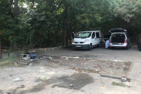 В городе демонтируют незаконно установленные объекты и элементы торговли (фото)