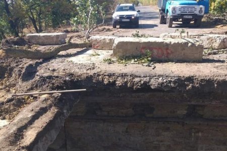 Разрушенный мост в Болградском районе начали восстанавливать (фото)