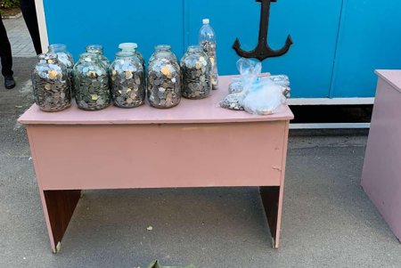 Курсанты мореходного колледжа собрали около центнера пятикопеечных монет для скульптуры (фото)