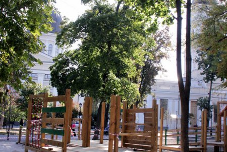 Как на Соборной площади строят инклюзивную детскую площадку (фоторепортаж)