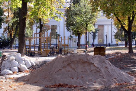 Как на Соборной площади строят инклюзивную детскую площадку (фоторепортаж)