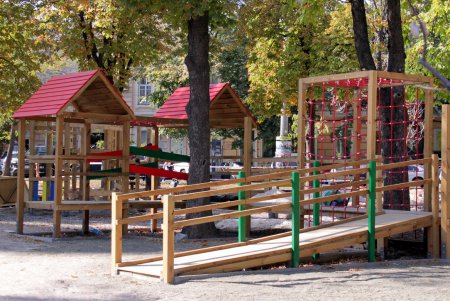 Как на Соборной площади строят инклюзивную детскую площадку (фоторепортаж)