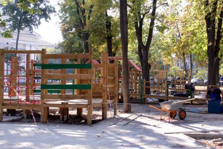 Как на Соборной площади строят инклюзивную детскую площадку (фоторепортаж)