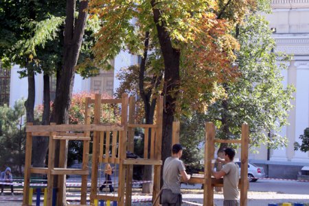 Как на Соборной площади строят инклюзивную детскую площадку (фоторепортаж)