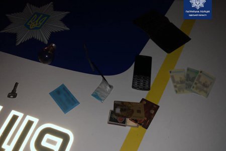 Нарушитель с наркотиками в карманах пытался дать взятку патрульным в Малиновском районе (фото)