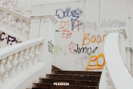 Имена и кресты: вандалы продолжают уродовать мост Коцебу (фото) 