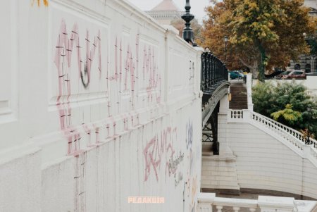 Имена и кресты: вандалы продолжают уродовать мост Коцебу (фото) 