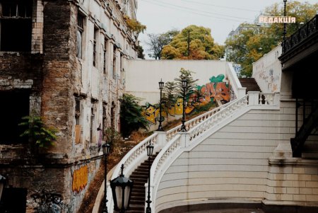 Имена и кресты: вандалы продолжают уродовать мост Коцебу (фото) 