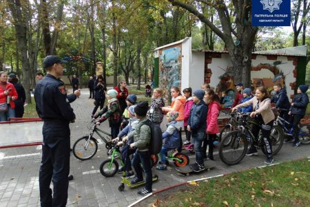 «Пьяные» очки и мини-ралли: патрульные в необычной форме напомнили одесситам о безопасности дорожного движения (фото)