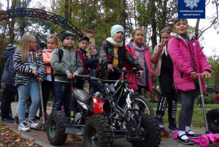 «Пьяные» очки и мини-ралли: патрульные в необычной форме напомнили одесситам о безопасности дорожного движения (фото)