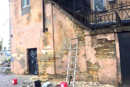 На Новосельского старый дом украсили два новых мурала (фото) 
