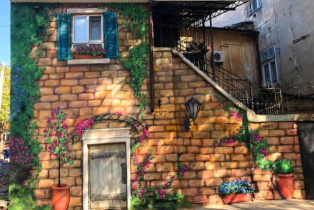 На Новосельского старый дом украсили два новых мурала (фото) 