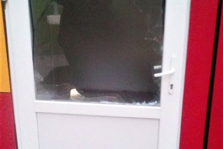 Вандалы разбили стекла медпункта и туалета в парке Шевченко (фото)