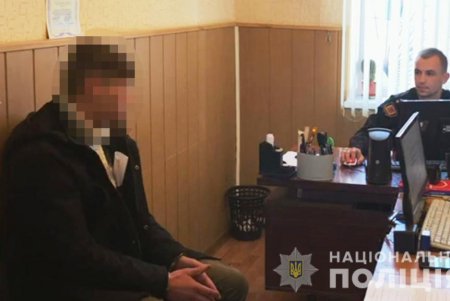 Двое в масках и с пистолетом ограбили прохожего в Ананьеве (фото, видео)