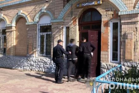Двое в масках и с пистолетом ограбили прохожего в Ананьеве (фото, видео)