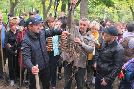 «Одесса без полиэтилена» и «Посади дерево»: сразу две экологические акции стартовали в один день (фоторепортаж)