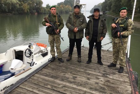 Измаильские пограничники задержали румынский катер с иностранцами на борту (фото)