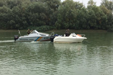 Измаильские пограничники задержали румынский катер с иностранцами на борту (фото)