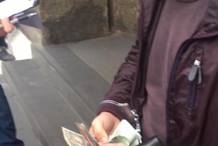 Замначальника отделения одесской полиции попался на взятке в 5000 долларов (фото)