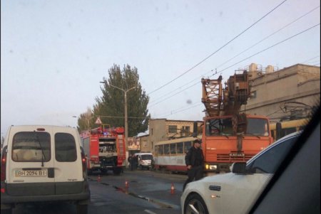 На Николаевской дороге в трамвай врезался автокран (фото)