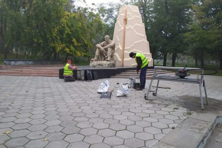 На памятнике воинам-афганцам - новое покрытие, а ступени «Крыльев Победы» - очищены от надписей (фото)