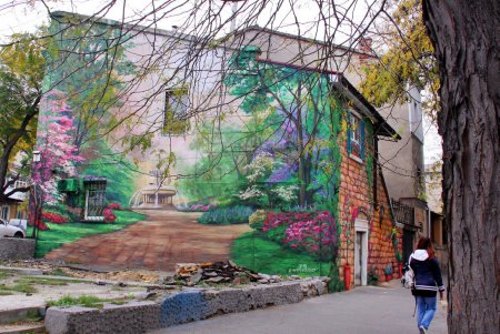 Улицу Новосельского украсил новый мурал (фоторепортаж)