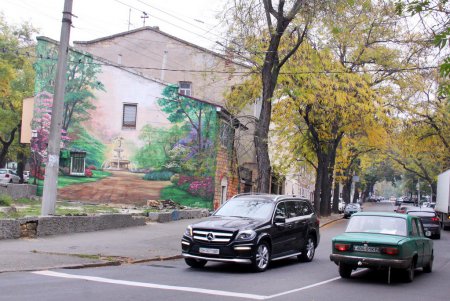 Улицу Новосельского украсил новый мурал (фоторепортаж)