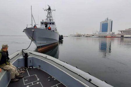 В Одесском порту пришвартовались доставленные из США военные катера (фото, видео)