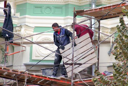 Дом Руссова готовится предстать во всей красе (фоторепортаж)
