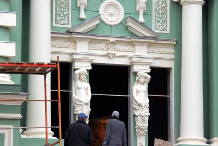 Дом Руссова готовится предстать во всей красе (фоторепортаж)