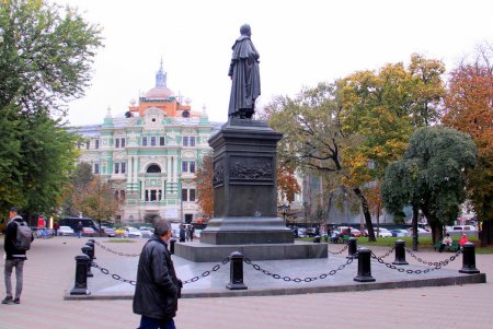 Дом Руссова готовится предстать во всей красе (фоторепортаж)