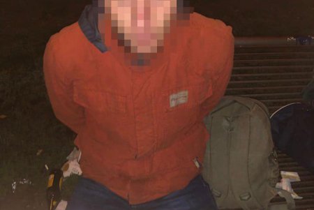 Ударили бутылкой по голове и отобрали все деньги: трое напали на прохожего в сквере Пушкина (фото)