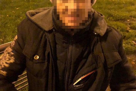 Ударили бутылкой по голове и отобрали все деньги: трое напали на прохожего в сквере Пушкина (фото)