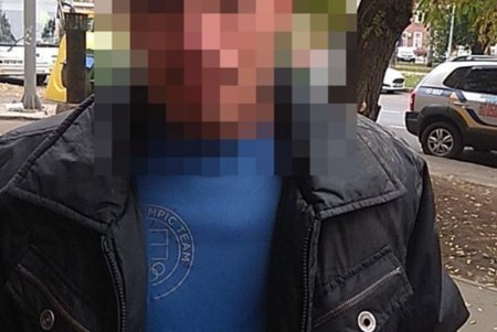 На Старосенной площади избили и ограбили прохожего (фото) 
