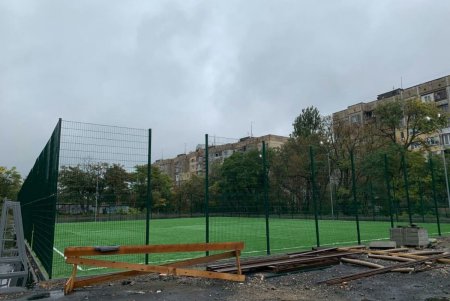 В школе № 5 на Балковской заканчивают реконструкцию стадиона (фото)