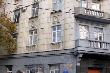 Со стены здания областного военкомата снесли барельеф маршалу Георгию Жукову (фоторепортаж)