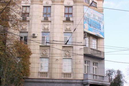 Со стены здания областного военкомата снесли барельеф маршалу Георгию Жукову (фоторепортаж)