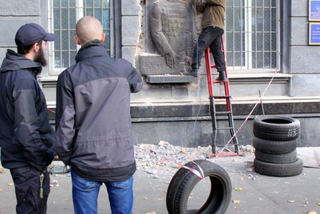 Со стены здания областного военкомата снесли барельеф маршалу Георгию Жукову (фоторепортаж)