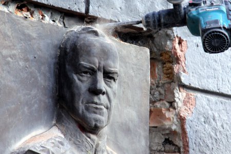 Со стены здания областного военкомата снесли барельеф маршалу Георгию Жукову (фоторепортаж)