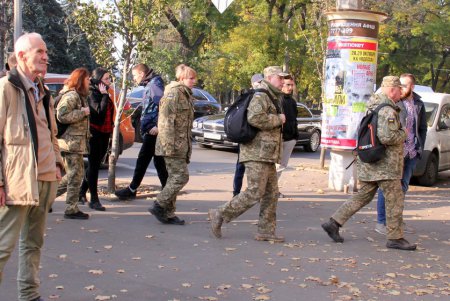 Со стены здания областного военкомата снесли барельеф маршалу Георгию Жукову (фоторепортаж)