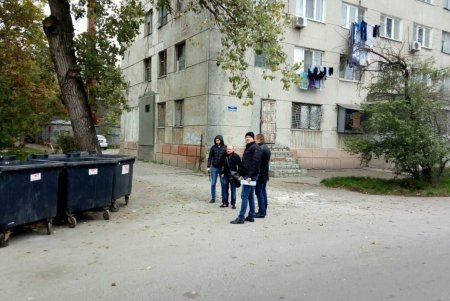 Муниципальные инспекторы нашли 20 переполненных мусором контейнеров в Приморском районе (фото)