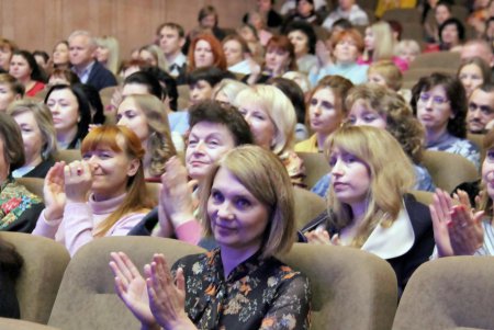 В Музкомедии работников социальной сферы поздравили с профессиональным праздником (фоторепортаж)