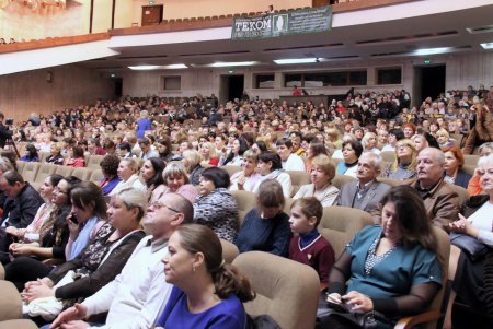 В Музкомедии работников социальной сферы поздравили с профессиональным праздником (фоторепортаж)
