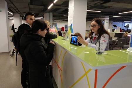 Для клиентов с нарушением слуха в Центре админуслуг заработал сервис моментального сурдоперевода (фото)