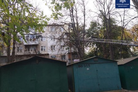 Трехлетняя малышка заперлась в квартире: на помощь пришли патрульные и спасатели (фото)