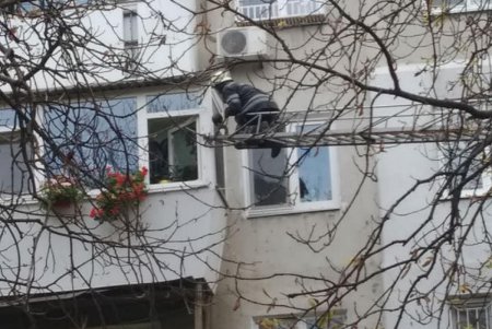 Трехлетняя малышка заперлась в квартире: на помощь пришли патрульные и спасатели (фото)