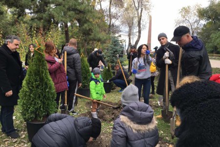Дети и взрослые высадили более 500 деревьев в разных районах города (фото)