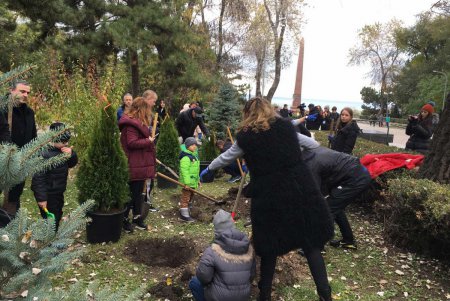 Дети и взрослые высадили более 500 деревьев в разных районах города (фото)