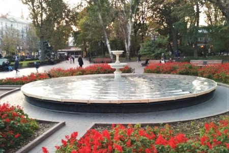 По европейской технологии: два фонтана на зиму обшили листами металла (фото)