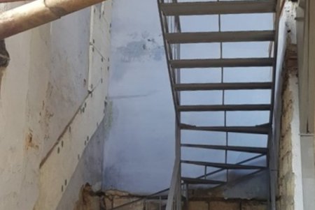 Коммунальщики полностью заменили лестницу в жилом доме на Колонтаевской (фото)